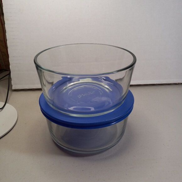 Pyrex Food Storage Container 4 cup Glass Bowls 1 lid - Picture 1 of 5